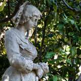 Rappresentano Renzo e Lucia � spiega la padrona di casa -. Negli anni 30 sono state poste qui da Lillo in onore di sua moglie�